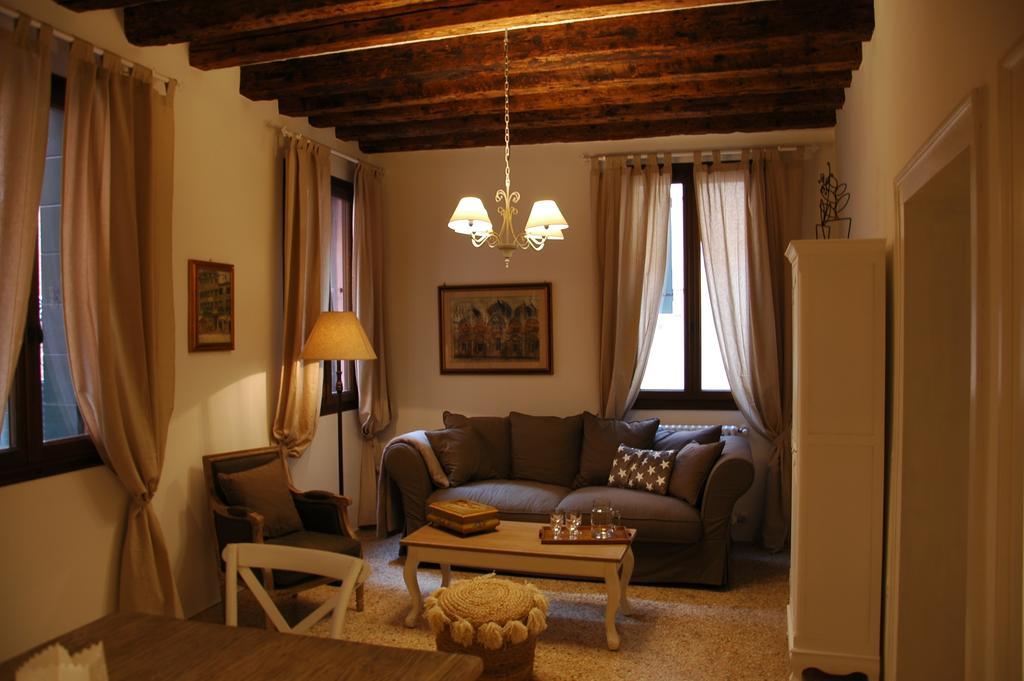 Romantic Rialto Venice Room photo