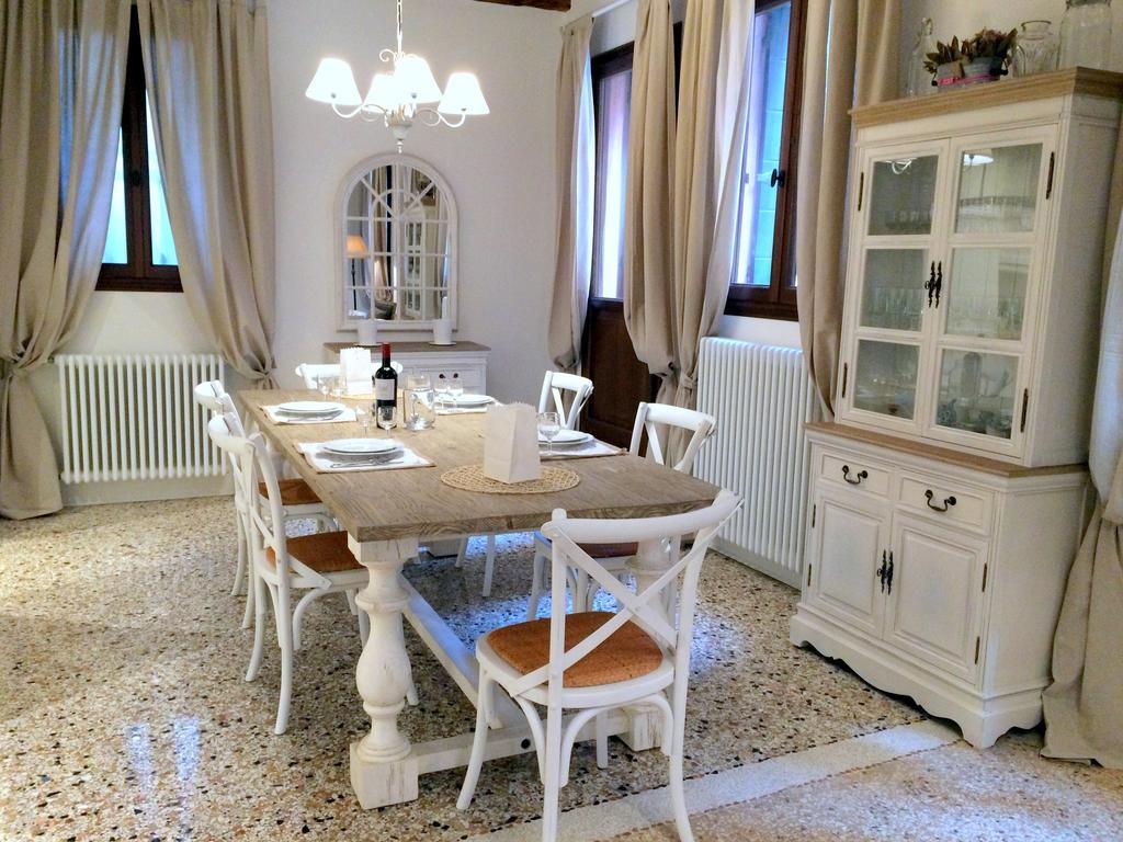 Romantic Rialto Venice Room photo